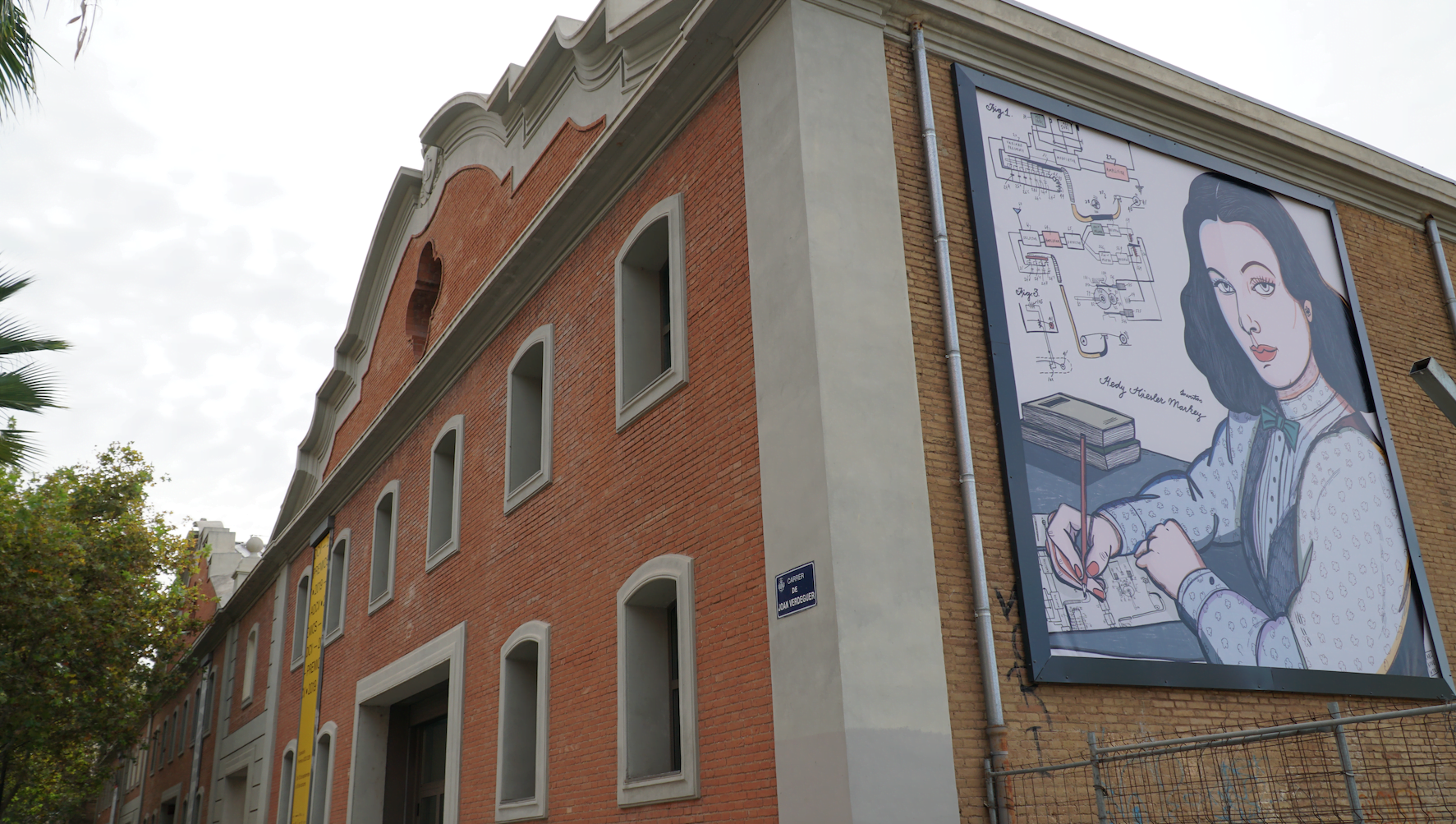 Edifici de Las Naves amb el mural del projecte Dones de ciència
