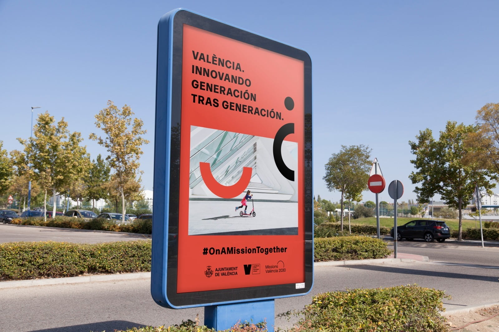 Mupi en una calle de València con anuncio de Missions Valencia 2030