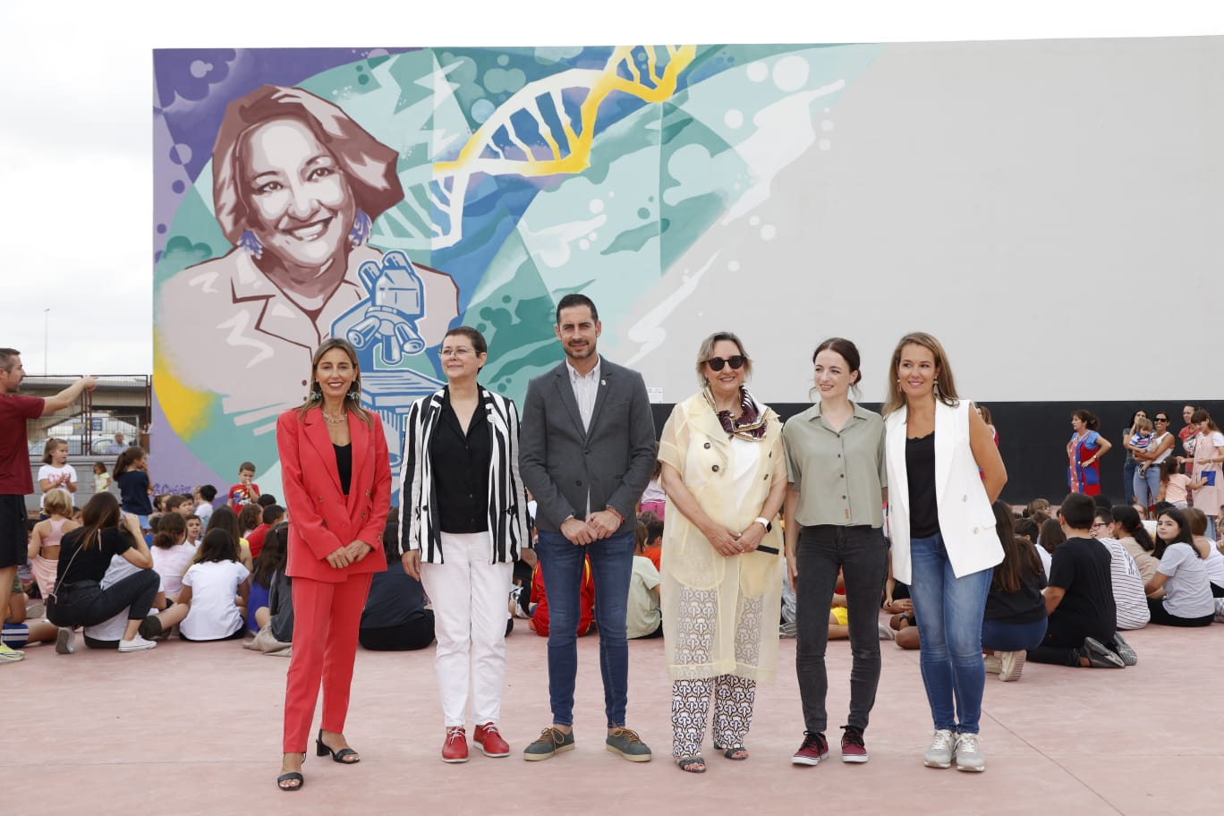 Foto de familia a la inauguració del mural homenatge a Ángela Nieto
