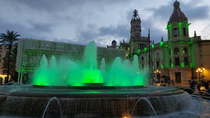 El Ayuntamiento iluminado en verde por la designación de València como Capital Verde Europea