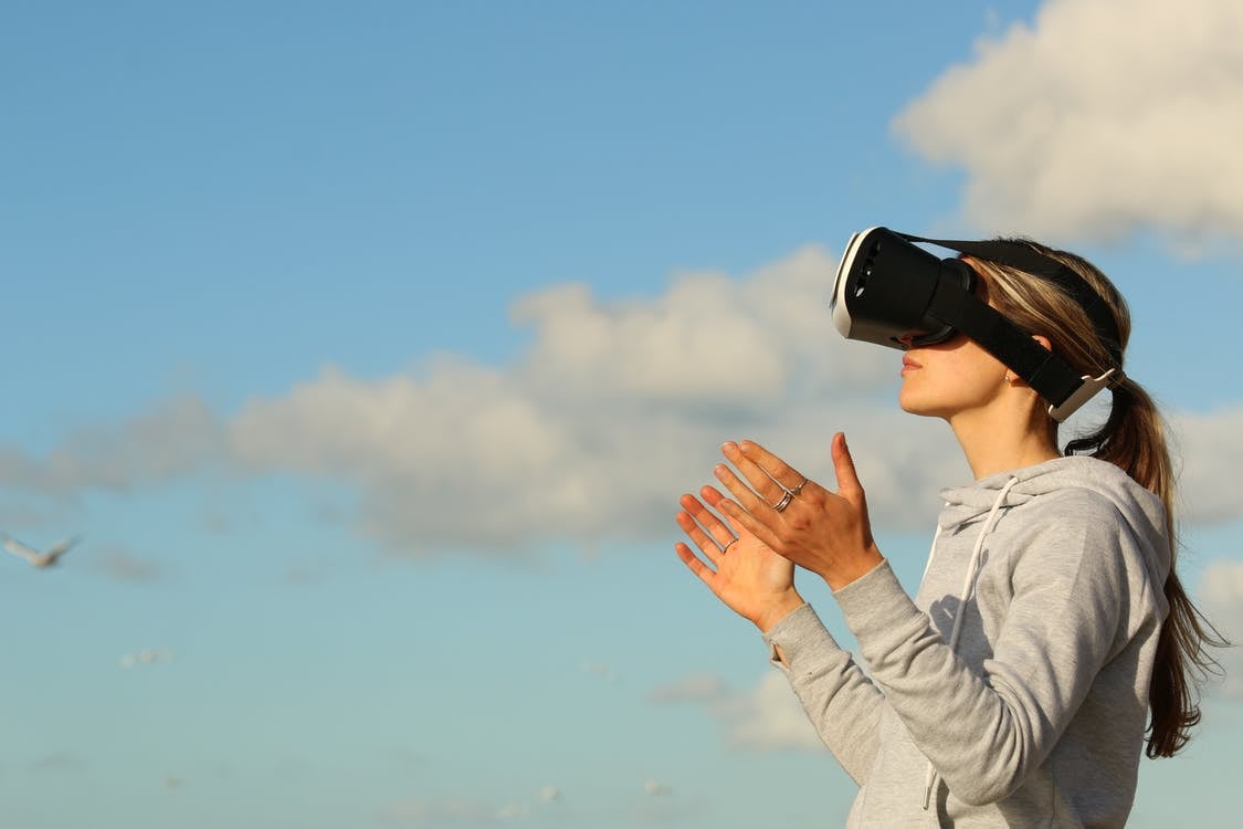 Mujer usando gafas de realidad virtual al aire libre