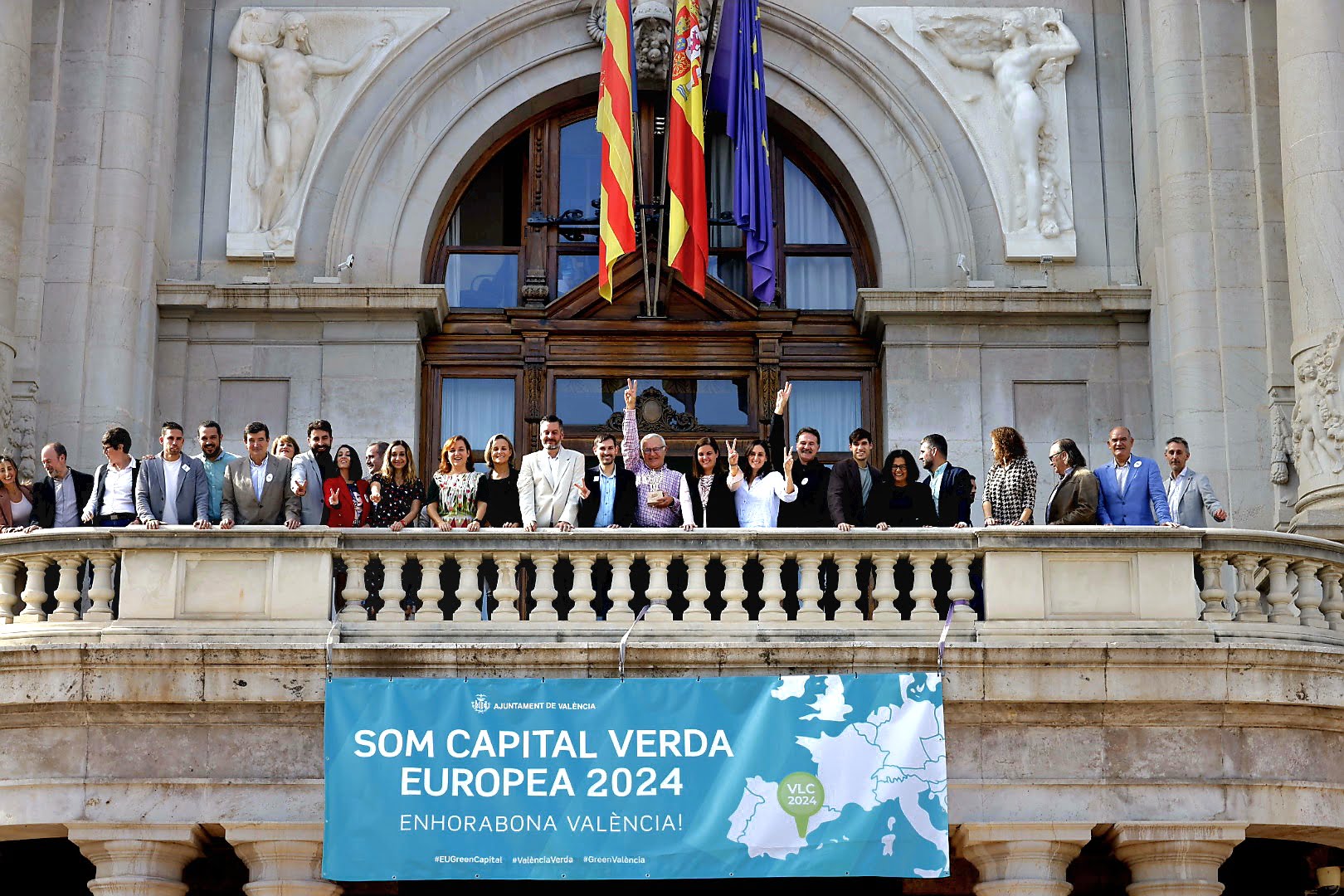 Fotografia de la celebració al balcó de l'Ajuntament pel nomenament de València com a Capital Verda Europea