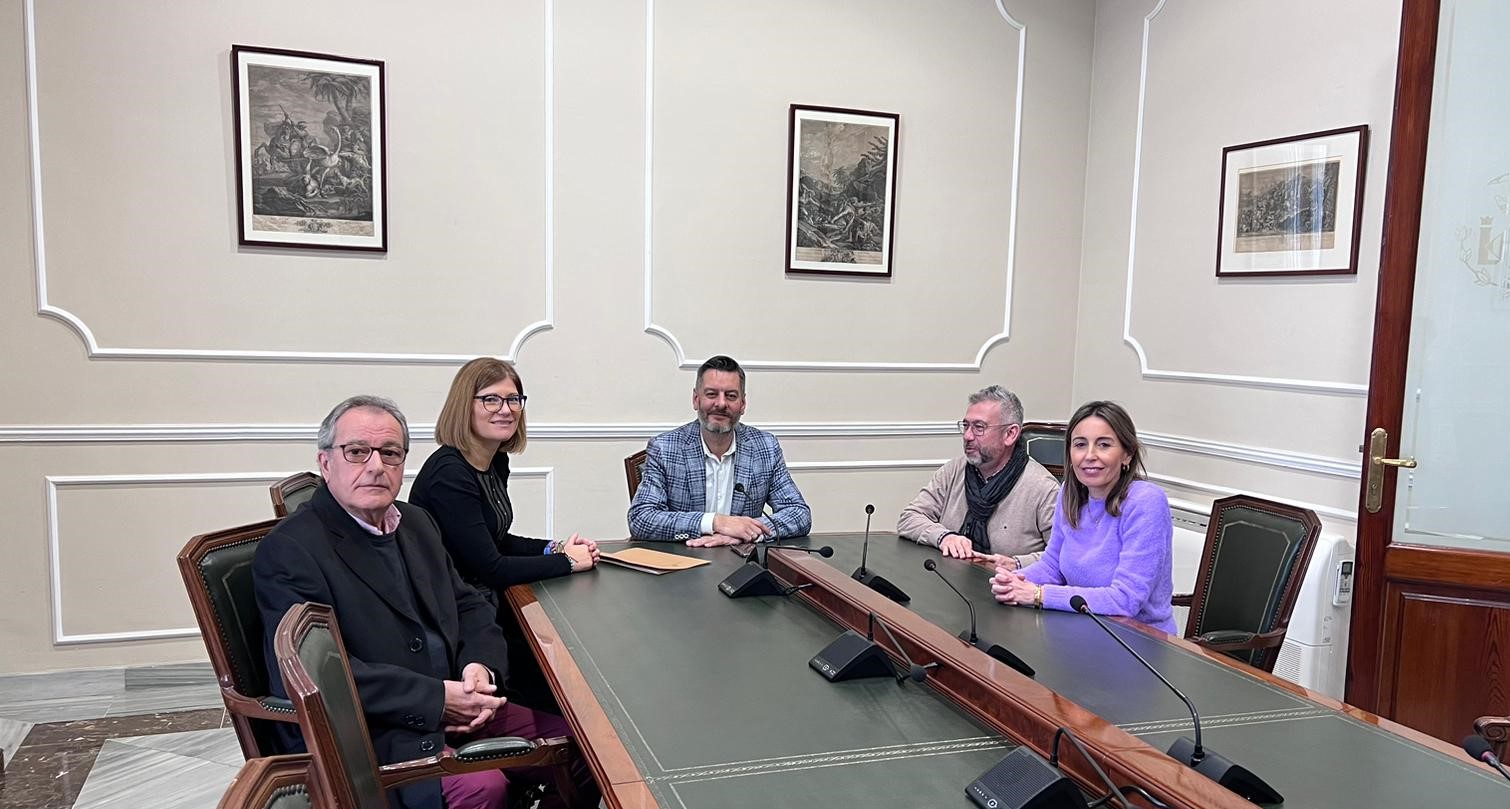 Fotografía de la reunión de los responsables del V Congreso Iberoamericano de Compra Pública de Innovación con el concejal Carlos Galiana