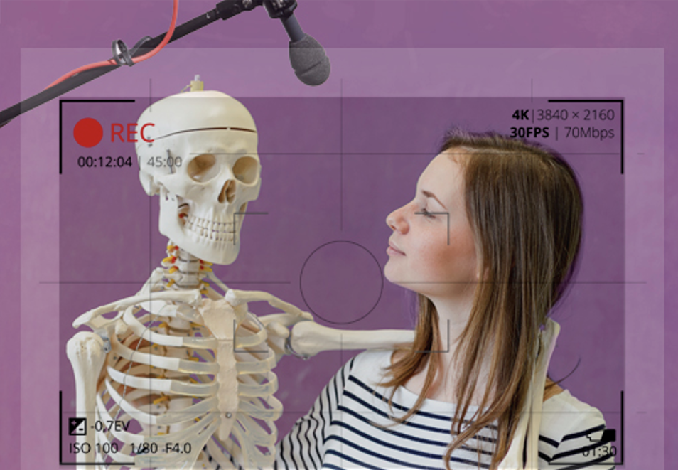Fotografía con aspecto de cámara grabando con una chica abrazando un esqueleto