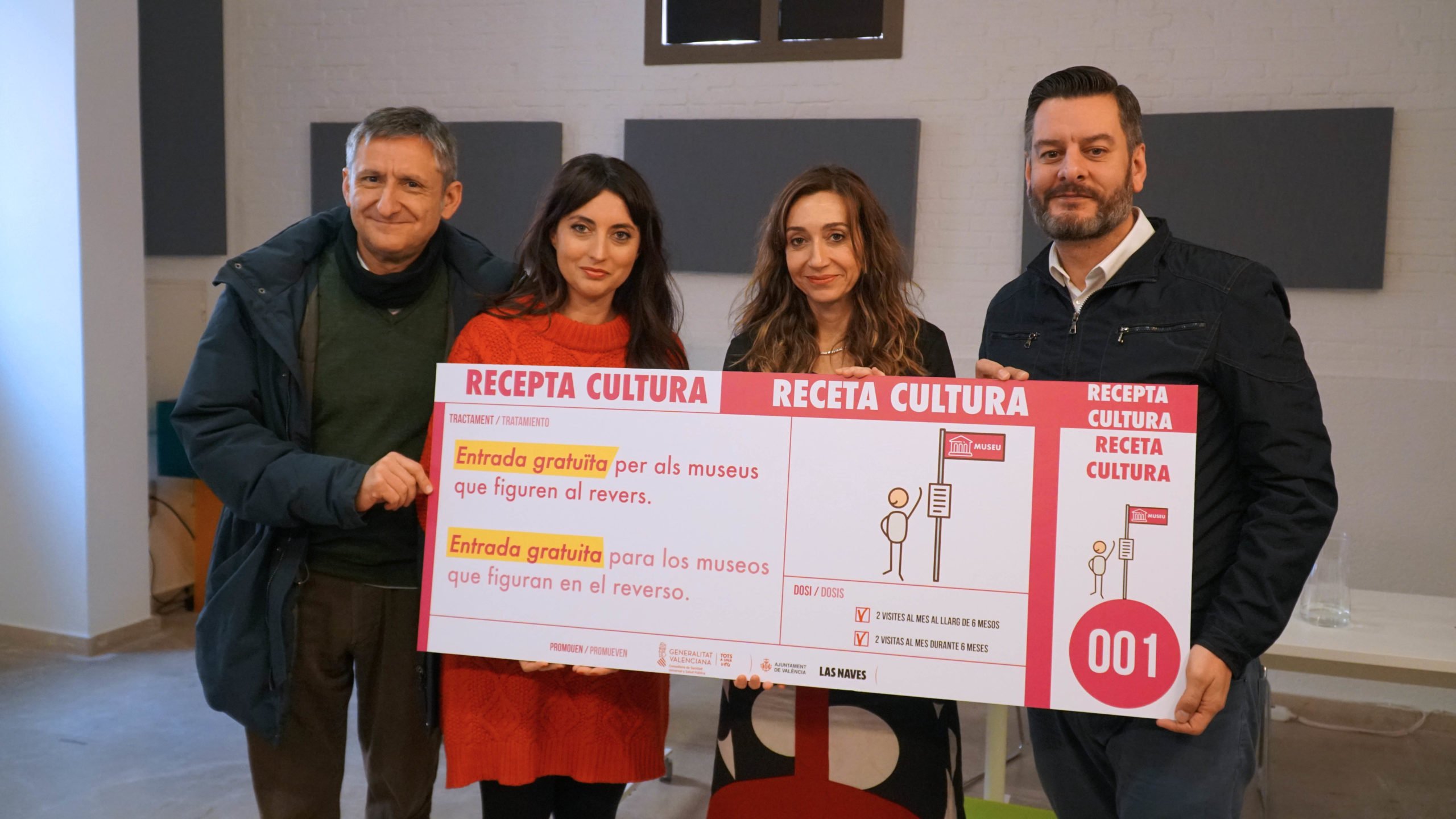 Los responsables de Receta Cultural entregando un modelo de entrada a la Secretaria Autonómica de Salud, Isaura Navarro, y al concejal Carlos Galania