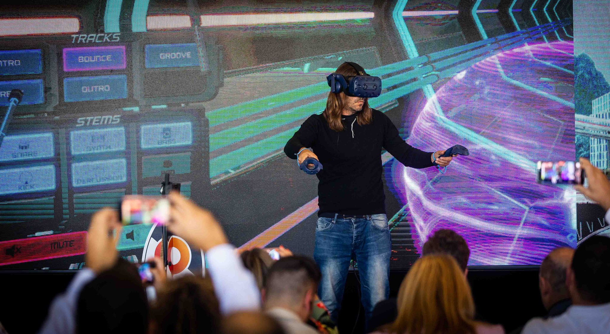 Fotografía de la demostración de realidad virtual en los X Premios de Talento joven de Sonol·labn
