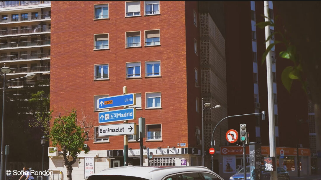 Fotografía de una calle de Valenia, en el que aparecen señales viales en primer término