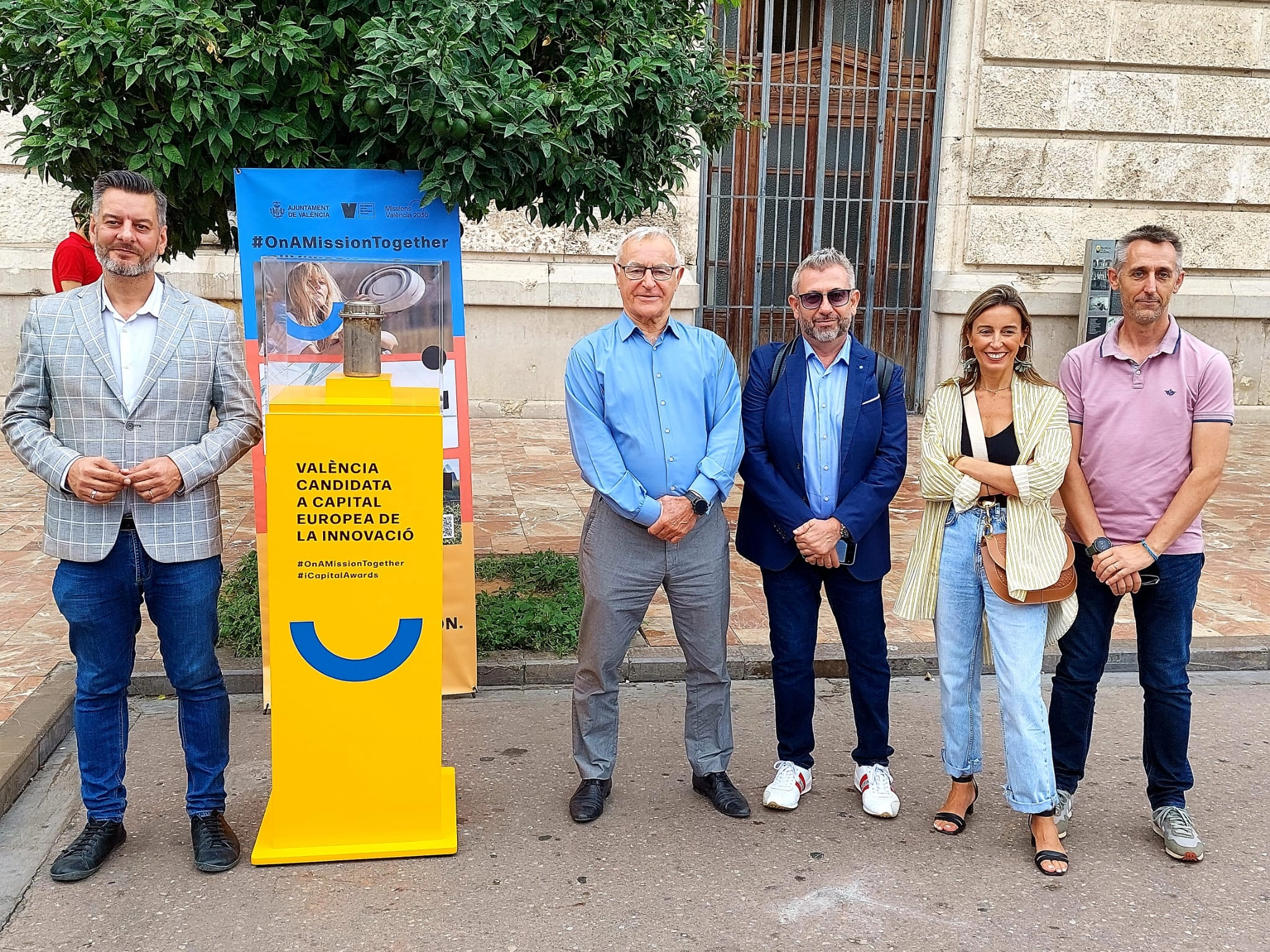 El concejal Carlos Galiana, el alcalde Joan Ribó y los responsables de la cápsula del tiempo para la candidatura de la capitalidad de la innovación