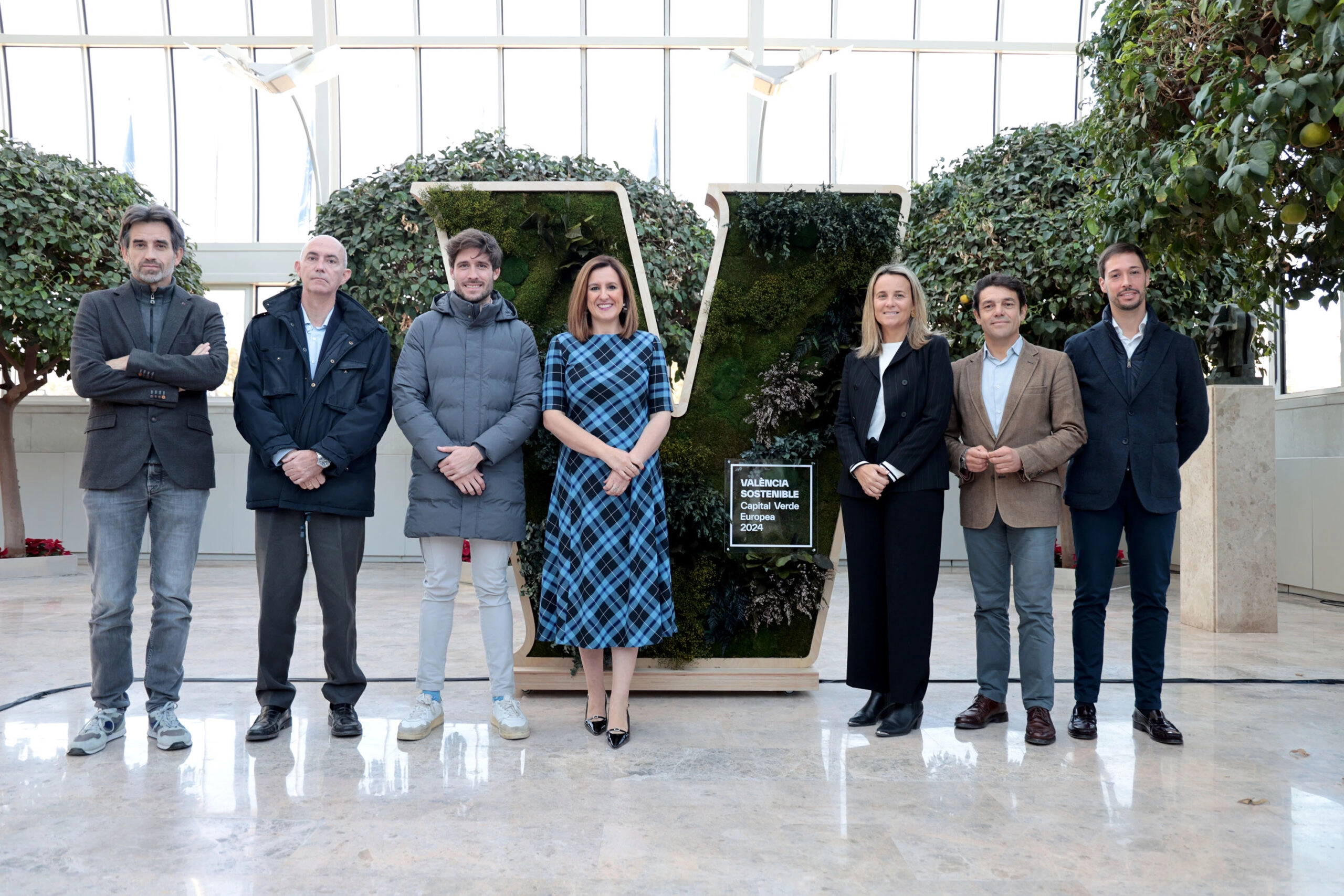 Fotografía con la alcaldesa Mª José Catalá y los responsables de la capitalidad europea verde de Valencia