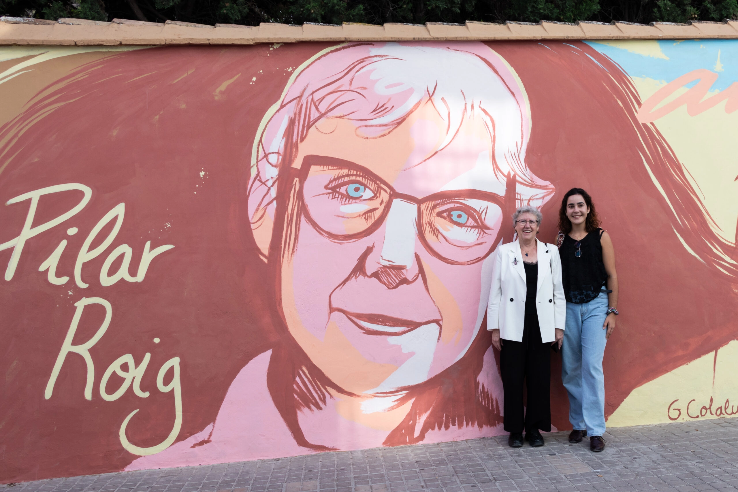 La investigadora Pilar Roig ante el mural dedicado a ella en el programa Dones de Ciència