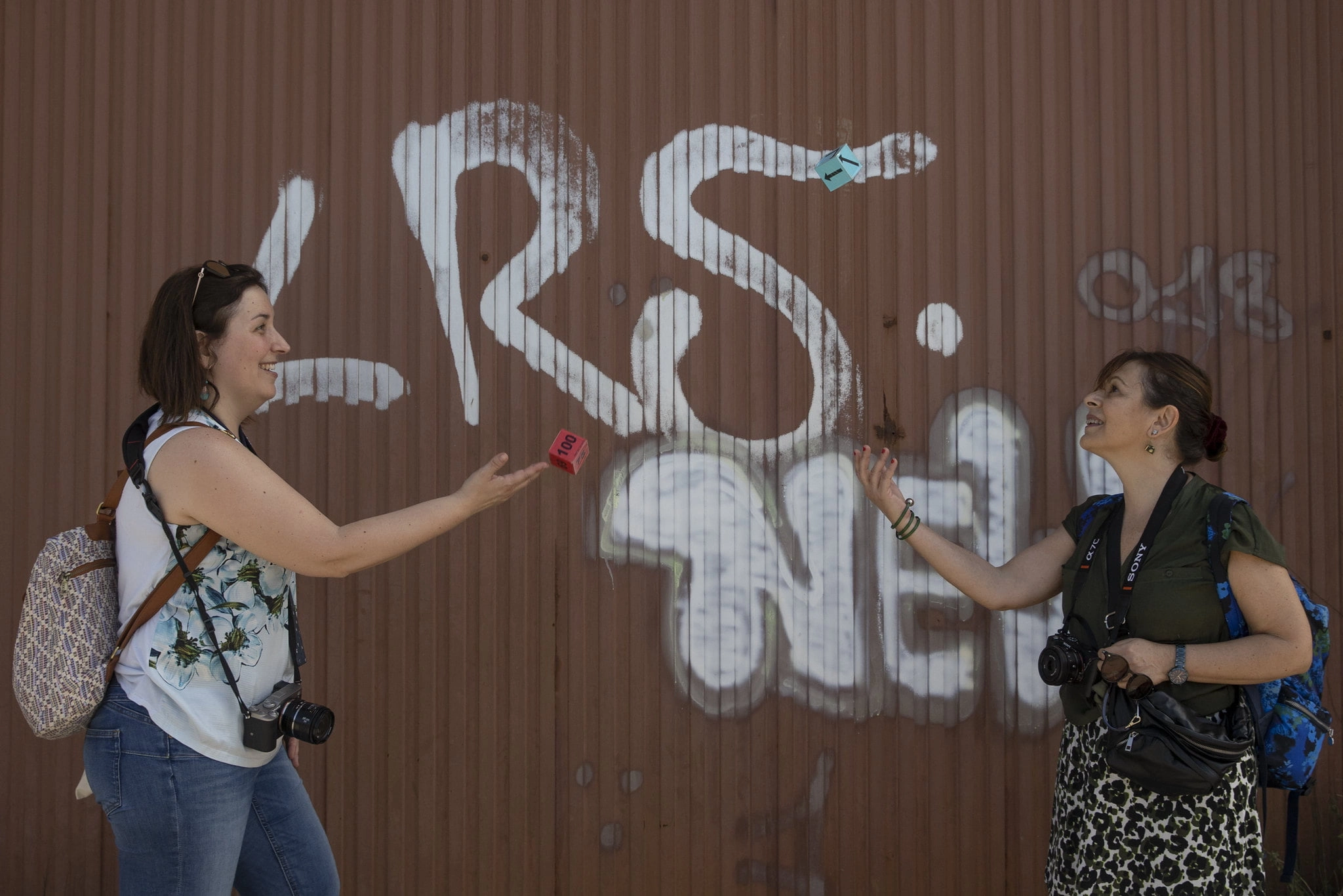 Dos mujeres participando en el proyecto Mapetjant els Barris