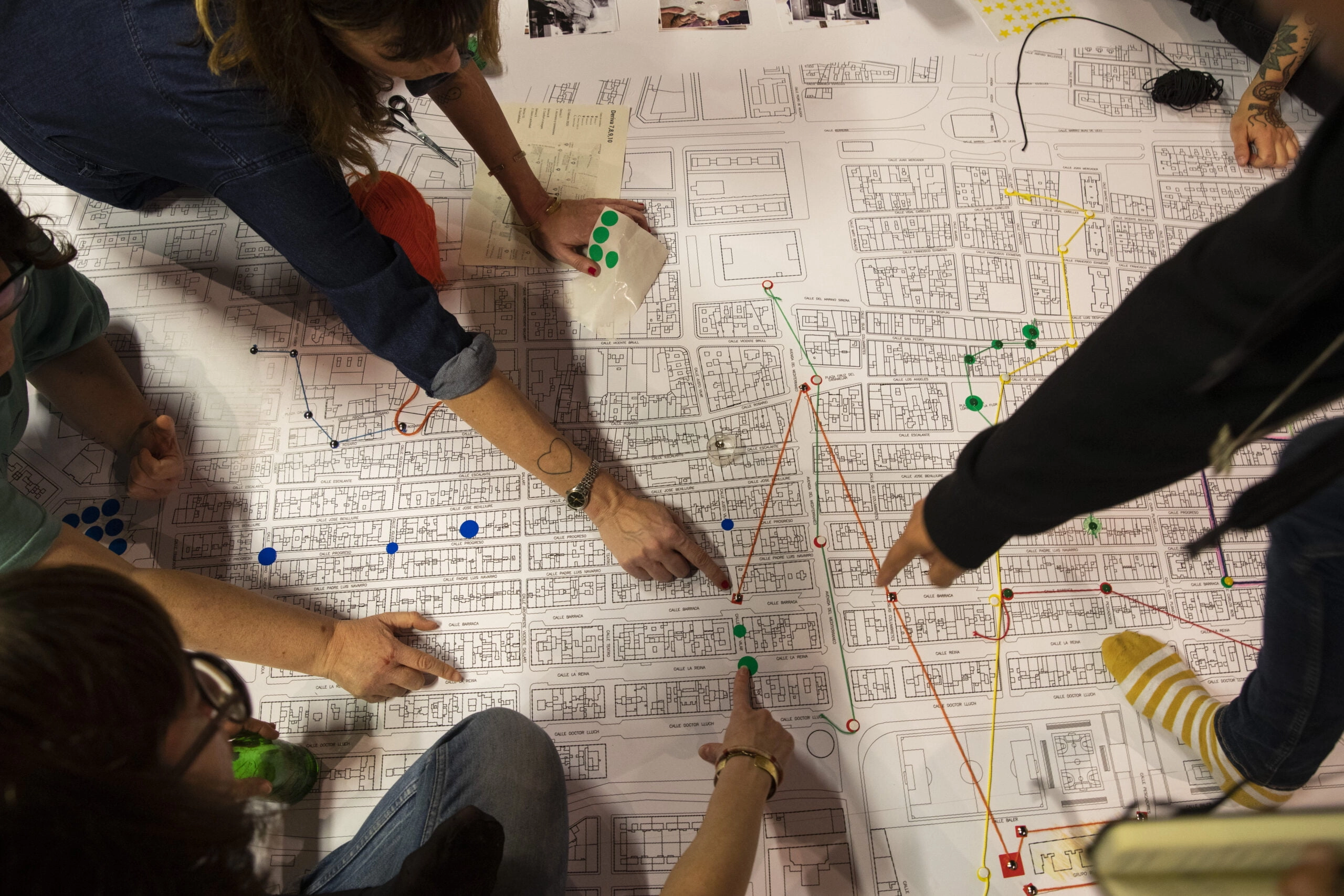 Grupo de personas señalando sobre el mapa del barrio de El Cabañal
