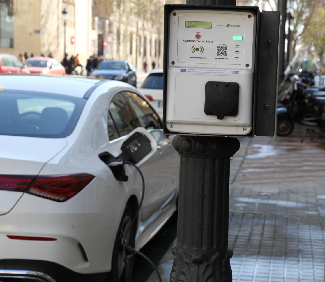 Imagte de base de connexió per a cotxe elèctric en zona d'aparcament als carrers de València