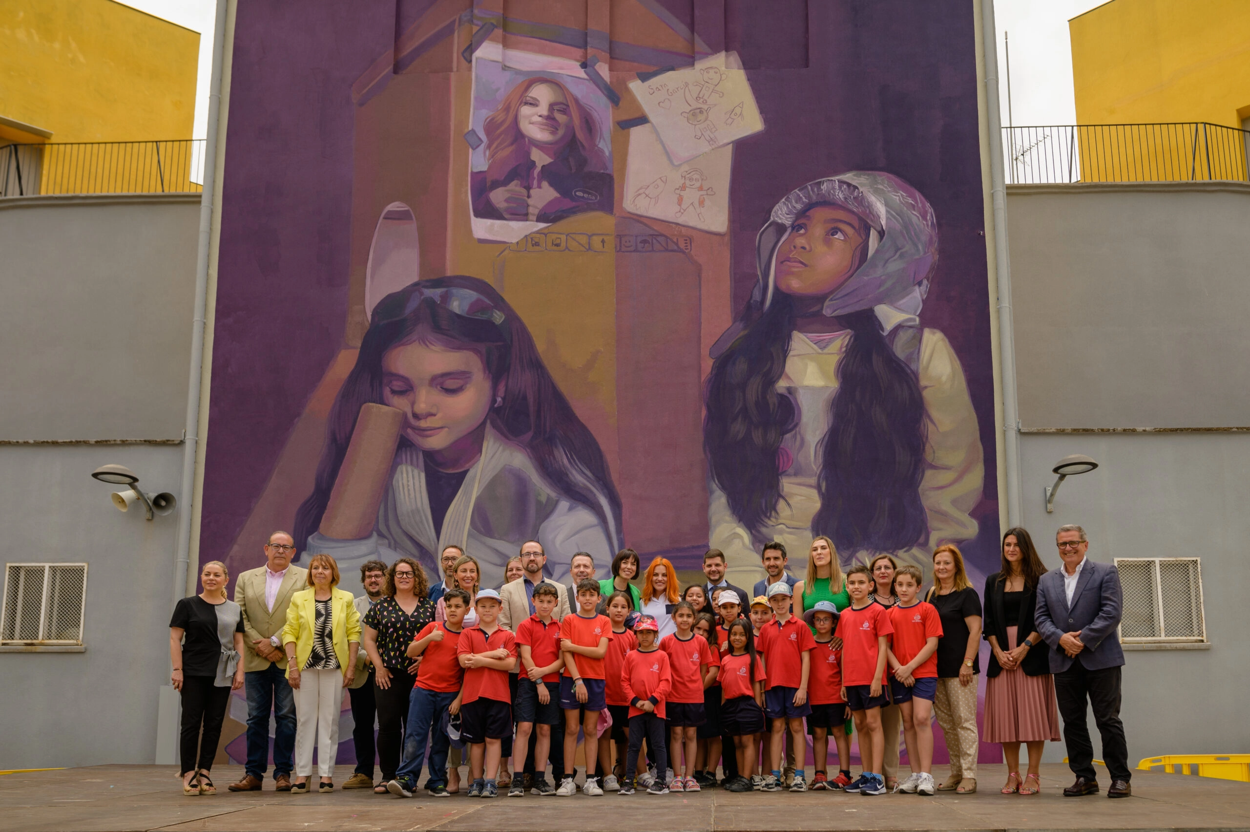 Fotografía de familia de la inauguración del mural dedicado a SaraGarcía-Alonso dentro de Dones de Ciència