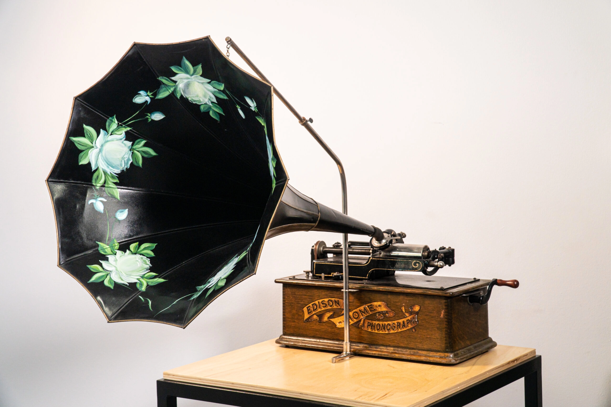 Fotografa d'un gramòfon antic per a l'exposició de Sono-Art