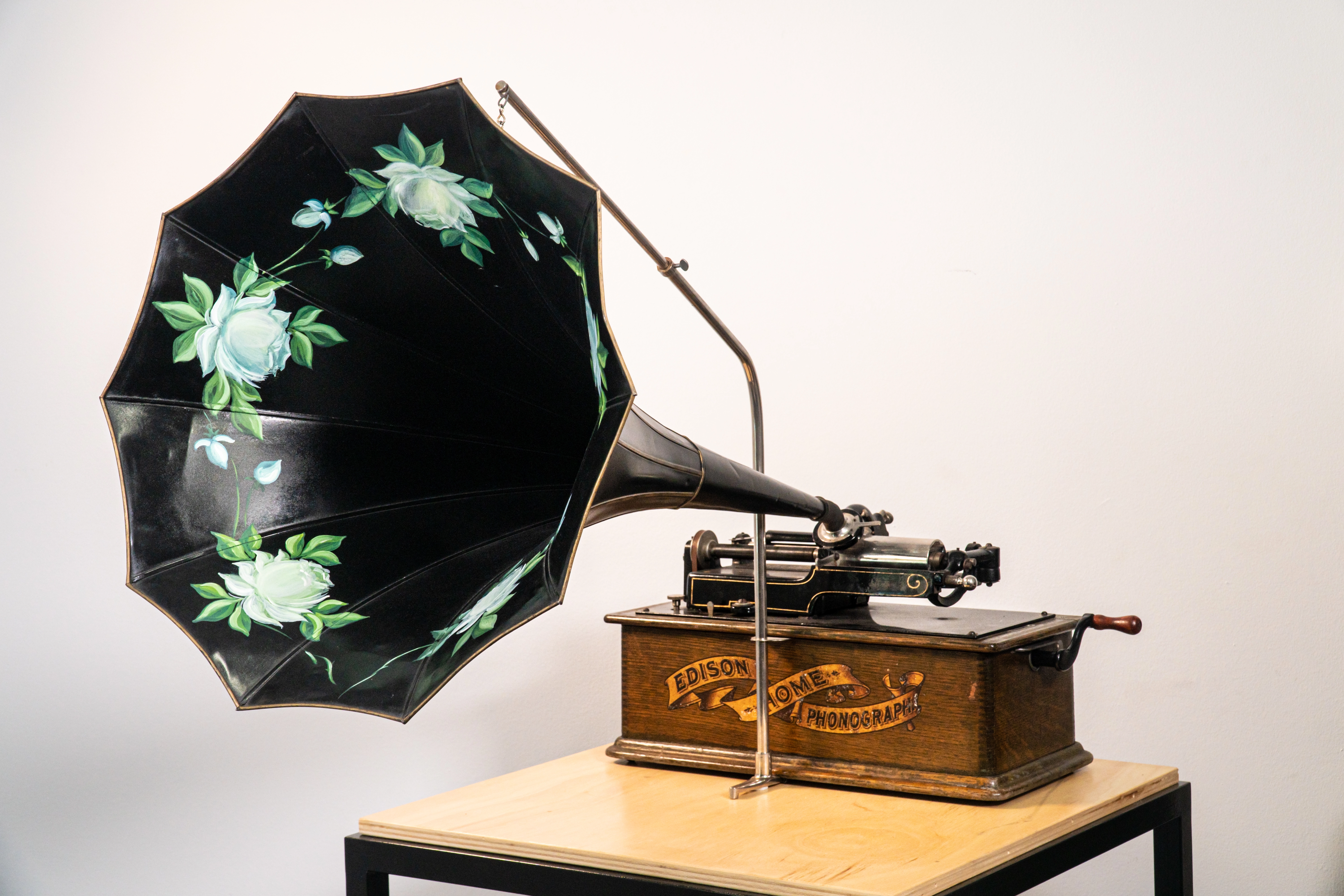 Fotografía de una gramófono antiguo para la exposición de Sono-Art