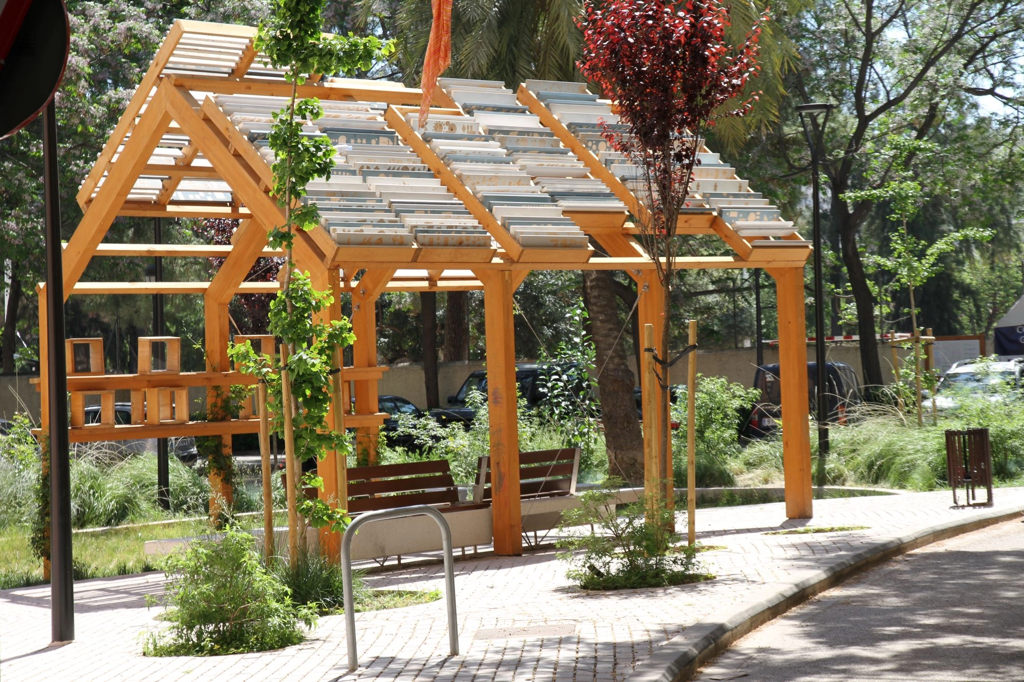 Pérgola sostenible colocada en un parque de Valencia dentro del programa para combatir las altas temperaturas