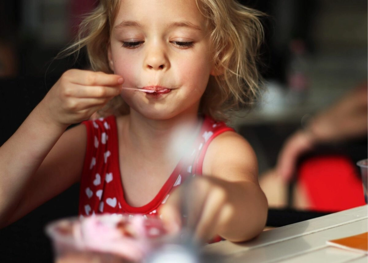 Fotografía de una niña comiendo un helado